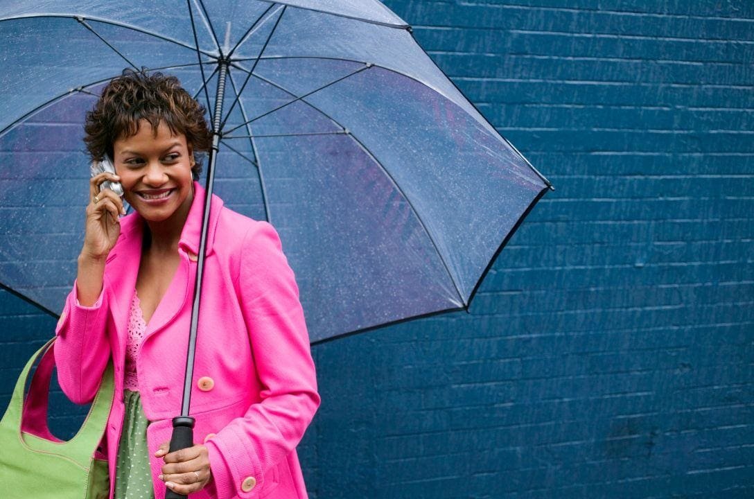 Chuvas podem estregar seu celular. Saiba como se proteger.