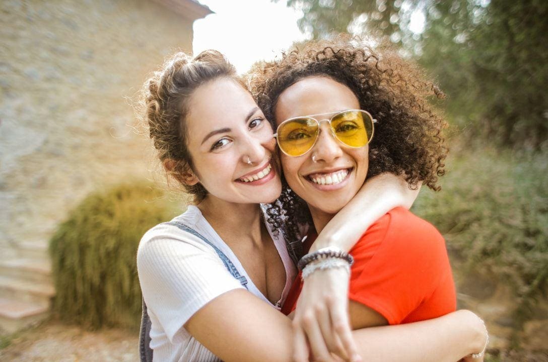 Cientistas estudam "telepatia" entre cérebros de melhores amigos