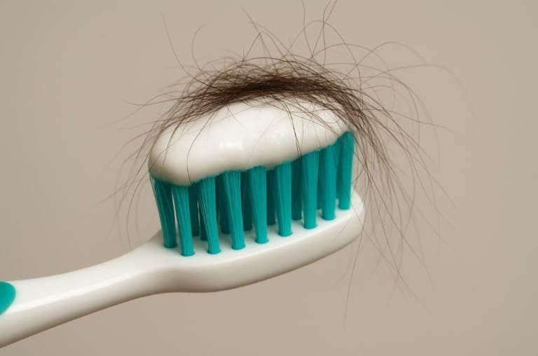 Cientistas sugerem que usemos cabelo para limpar os dentes