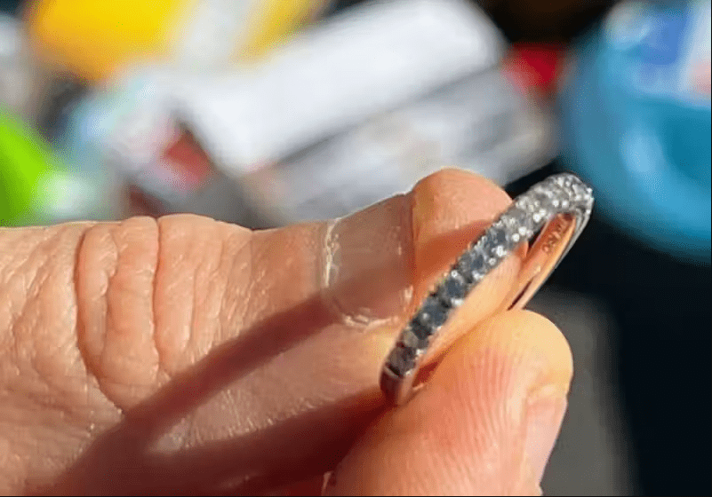 Coletores Encontram Aliança de Diamante no Lixo e Devolvem à Dona