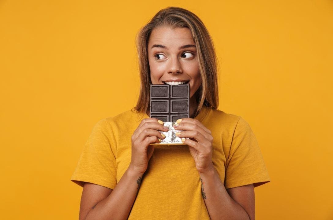 Comer chocolate dá espinha mesmo? Descubra agora!
