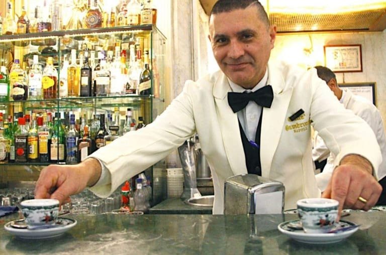 Conheça o hábito de deixar um cafezinho a espera de quem não pode pagar