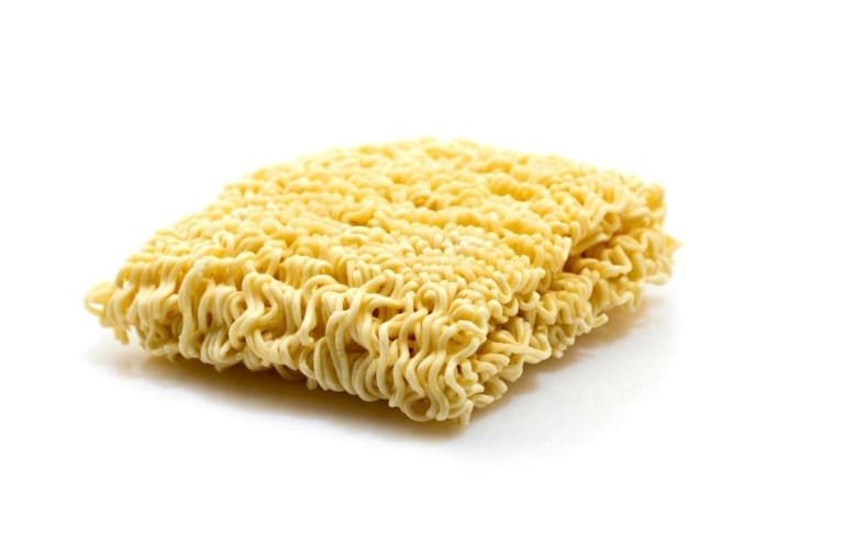 É perigoso comer macarrão instantâneo cru? Saiba os riscos