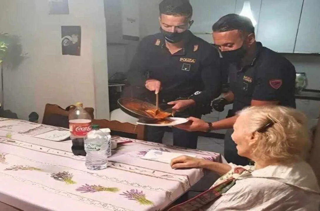 ela ligou pra policia porque estava com fome e sozinha c6a0c