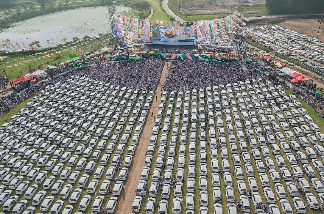 Empresário indiano dá 400 casas e 1.260 carros para funcionários