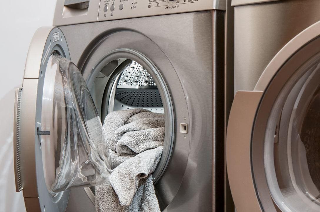 Entenda como lavar roupa na máquina para aumentar a vida útil e economizar tempo e dinheiro