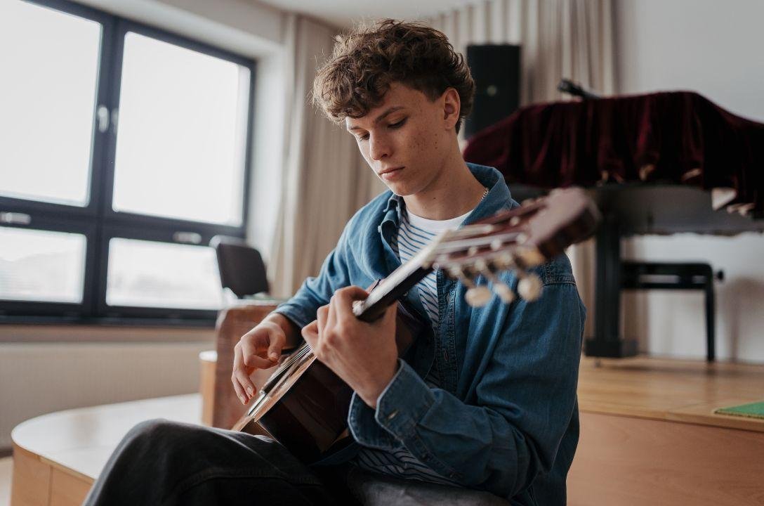 Entenda como tocar um instrumento transforma o seu cérebro