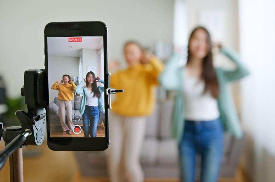 Entenda o que são o 'algoritmo P' e a adultização infantil