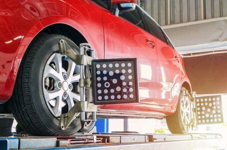 Entenda os riscos de não alinhar seu carro regularmente