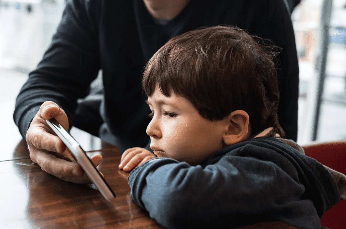 entenda por que usar o celular para acalmar seu filho pode ser um problema ce39a