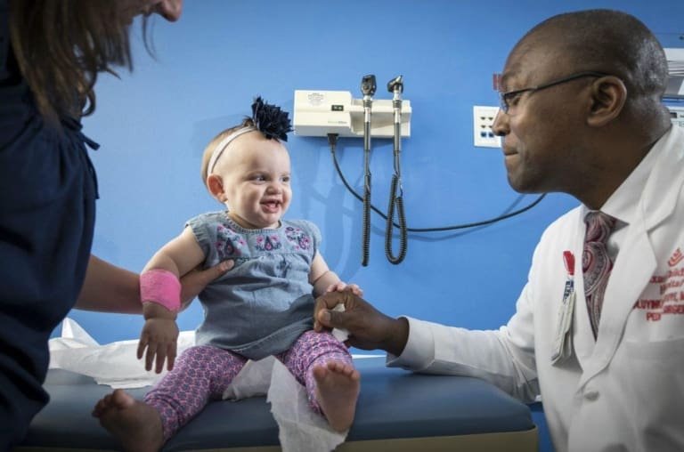 Esse médico removeu um tumor de um bebê no útero de sua mãe