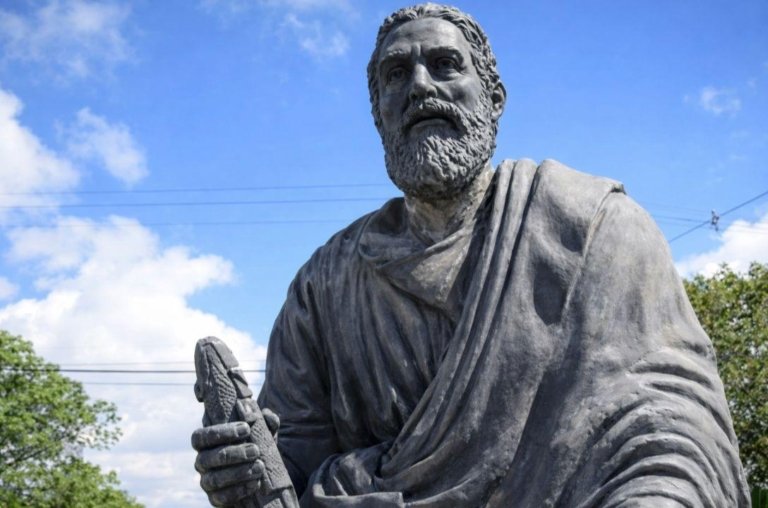 Estátua de São Pedro com peixe chama atenção e vira meme