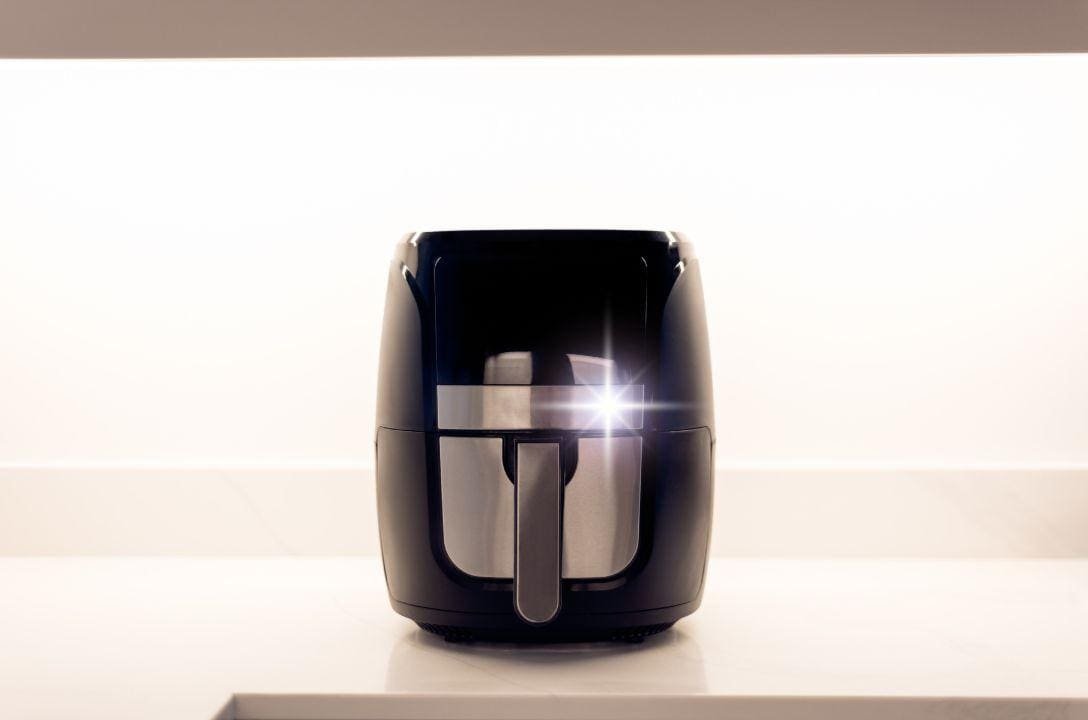 Este truque simples deixa sua airfryer como nova