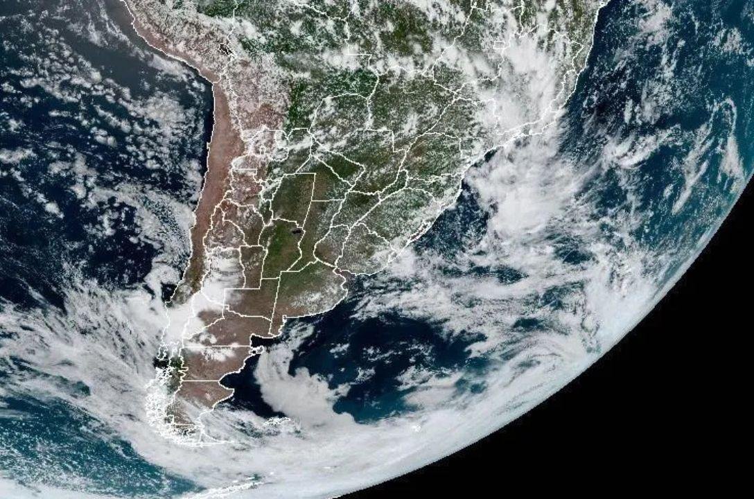 Fevereiro começa com ciclone e risco de onda de calor no Brasil