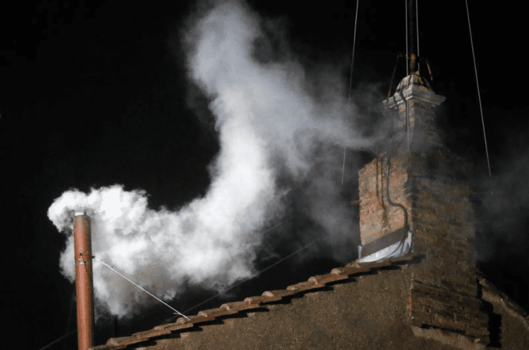 Fumaça Branca no Vaticano: Habemus Papam!