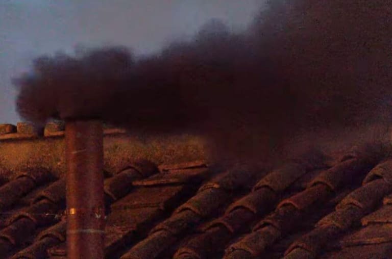 Fumaça preta no conclave: O papa ainda não vem!