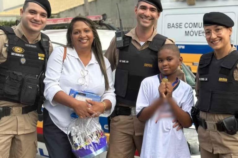 Garoto de 10 Anos encontra celular na rua, devolve para polícia e ganha presente