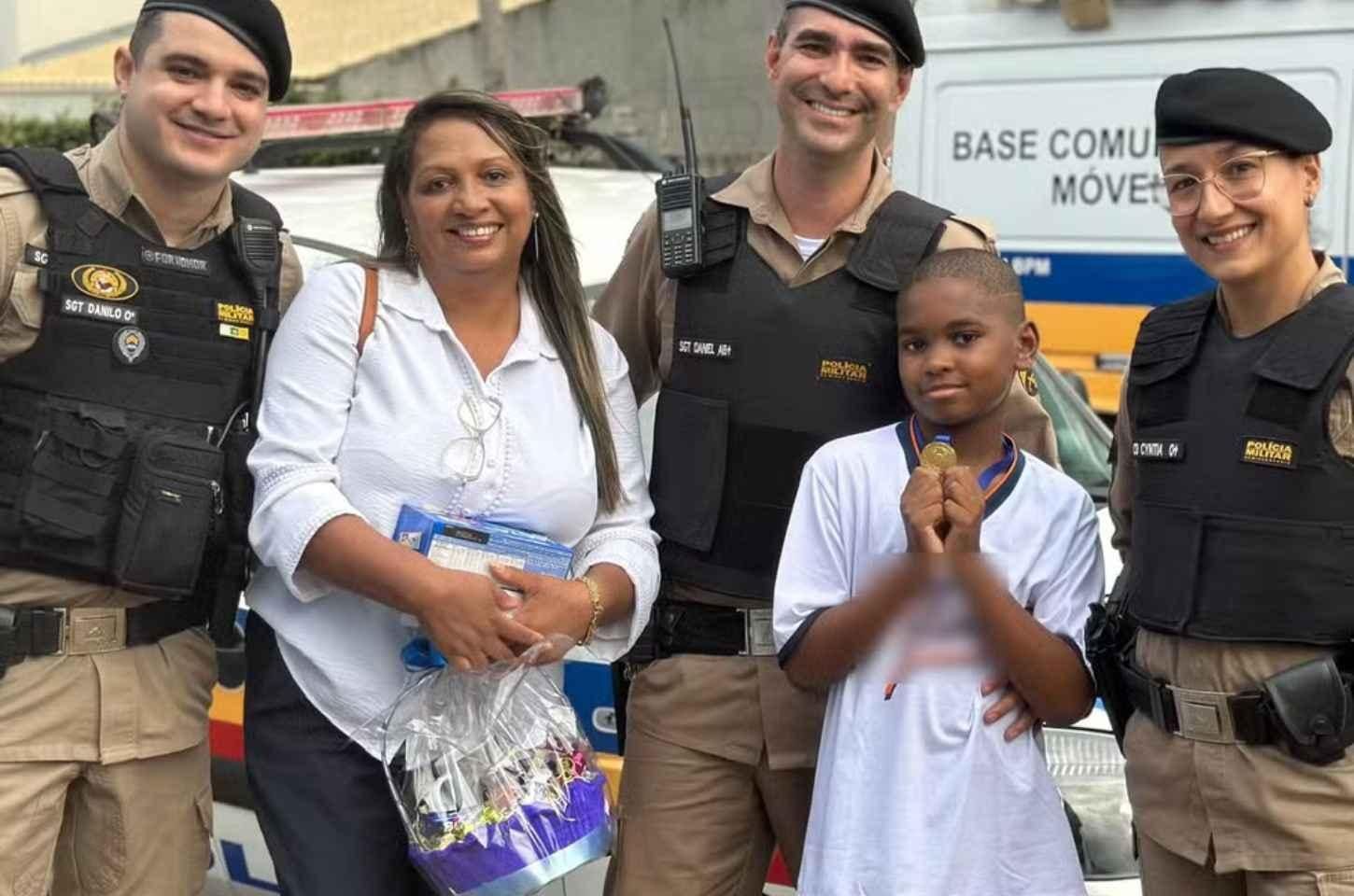 Garoto de 10 Anos encontra celular na rua, devolve para polícia e ganha presente