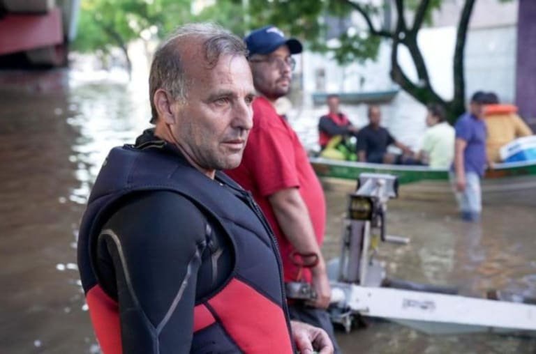 Gaúcho de 59 anos resgata 300 pessoas em meio a enchentes sem saber nadar