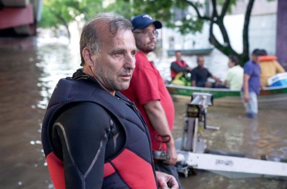 Gaúcho de 59 anos resgata 300 pessoas em meio a enchentes sem saber nadar