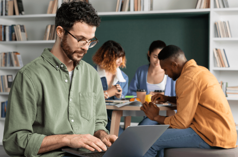 Governo Anuncia Início do Incentivo Financeiro para Estudantes de Baixa Renda no Ensino Médio