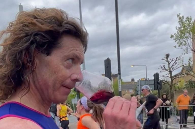 Homem correu a Maratona de Londres (42km) e fez 25 paradas para degustar vinho