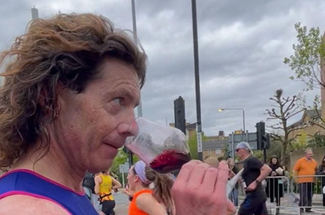 Homem correu a Maratona de Londres (42km) e fez 25 paradas para degustar vinho