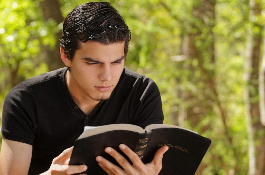Homens estão se tornando mais religiosos que mulheres
