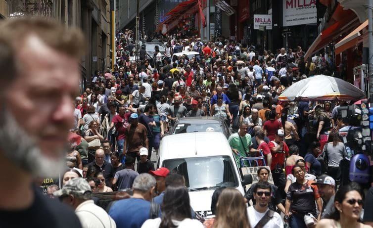 Hora trabalhada de pessoa branca vale 67,7% mais que a de negros