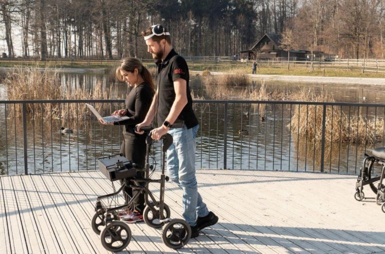 Implante cerebral faz homem voltar a andar após 10 anos