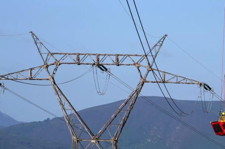 Incêndio em montanha pode ser a causa do apagão na Europa