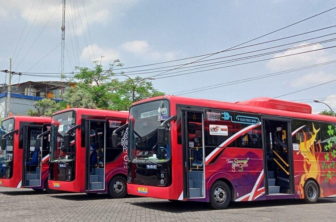 Indonésia troca lixo plástico por passagem de ônibus