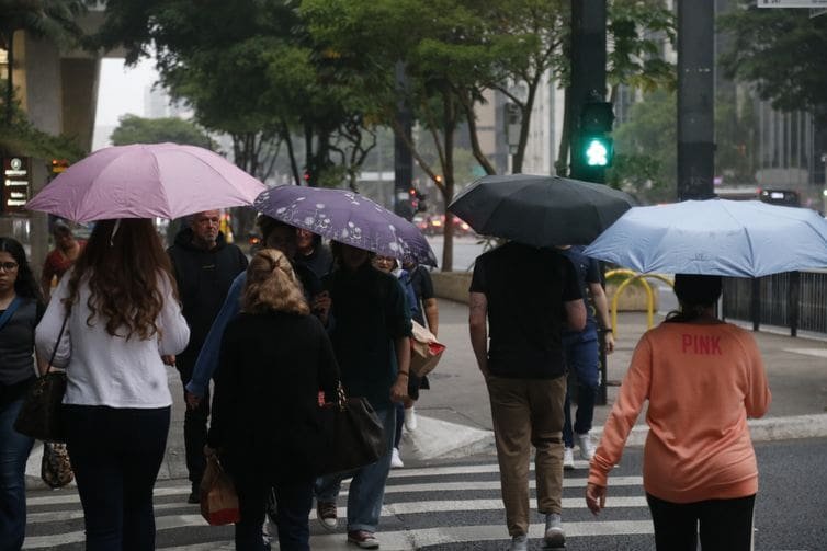 Inmet emite alerta de tempestade para sete estados hoje e amanhã