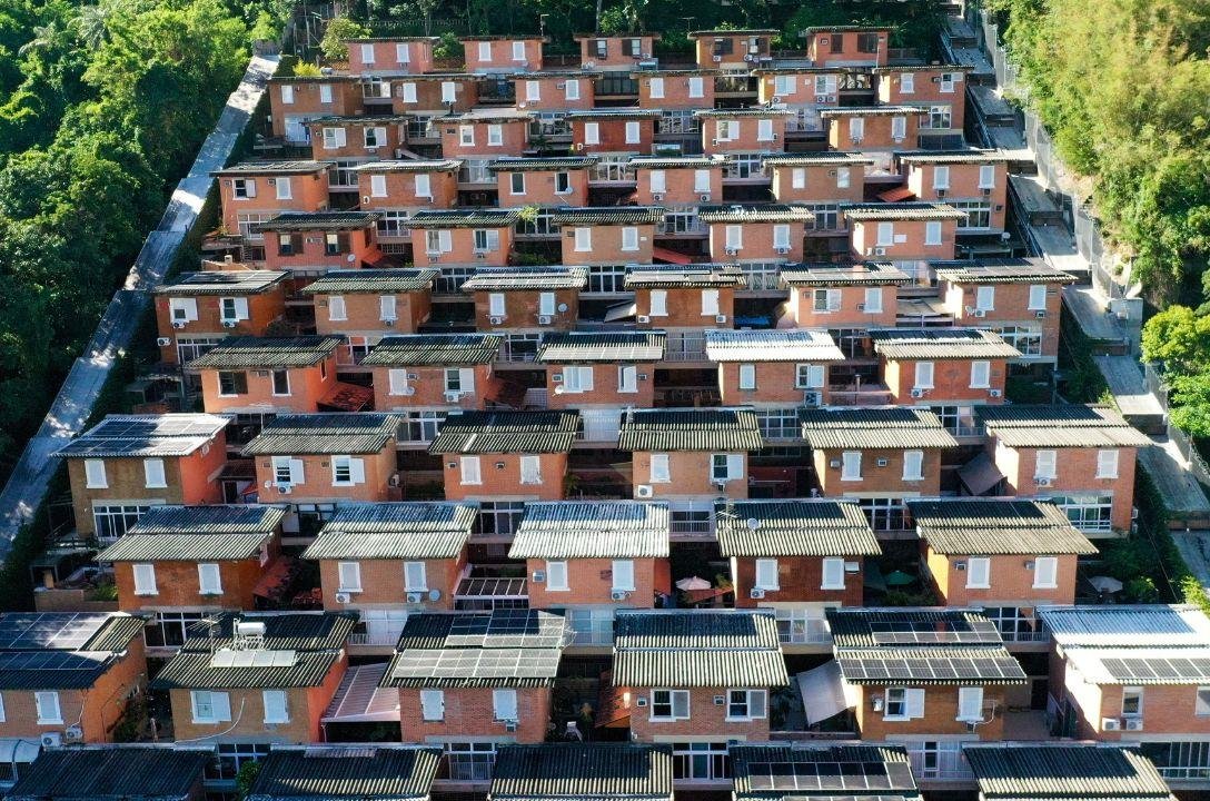Inspirado em favelas, condomínio no Rio tem imóveis milionários