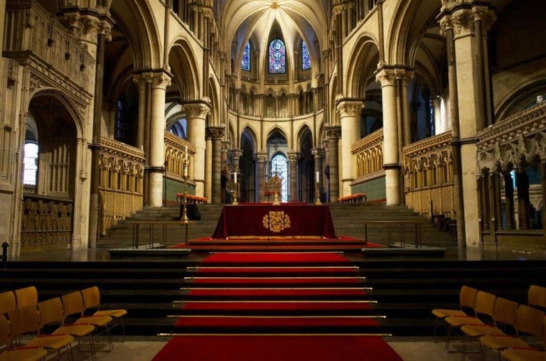 Já imaginou acampar em uma igreja medieval?