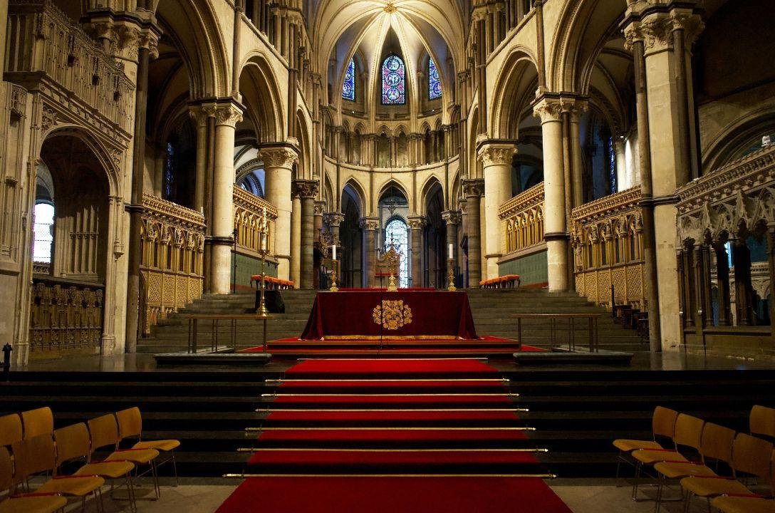 Já imaginou acampar em uma igreja medieval?