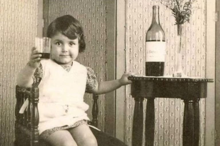 Já imaginou crianças tomando vinho na escola? Isso era normal na França