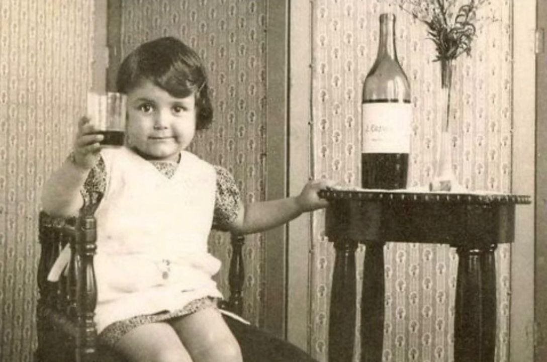 Já imaginou crianças tomando vinho na escola? Isso era normal na França