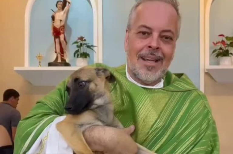 Este Padre transforma missas em esperança para cães de rua