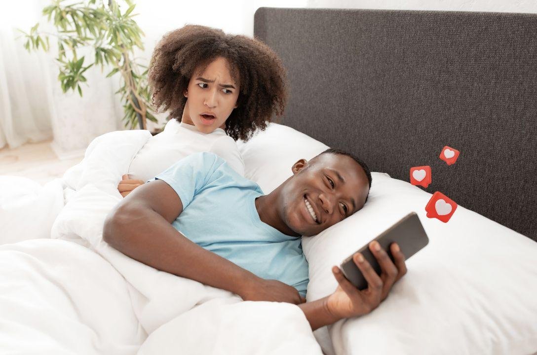 Justiça turca decide que curtir fotos pode ser infidelidade