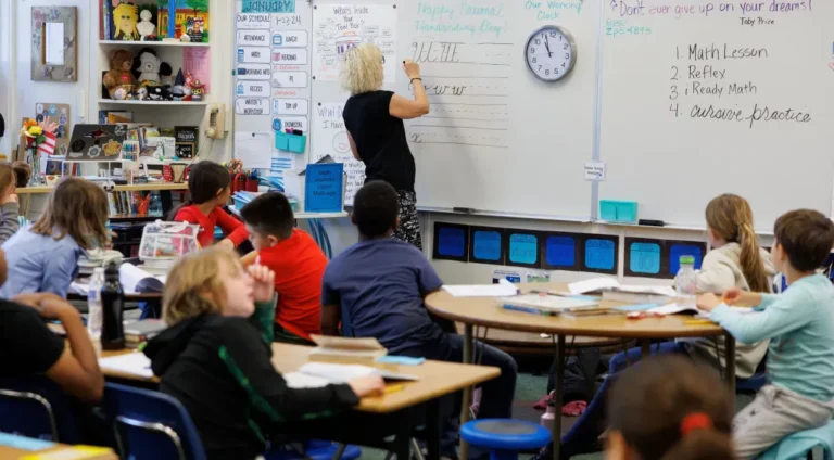 Letra Cursiva Retorna às Escolas da Califórnia: Uma Habilidade Valorizada na Era Digital