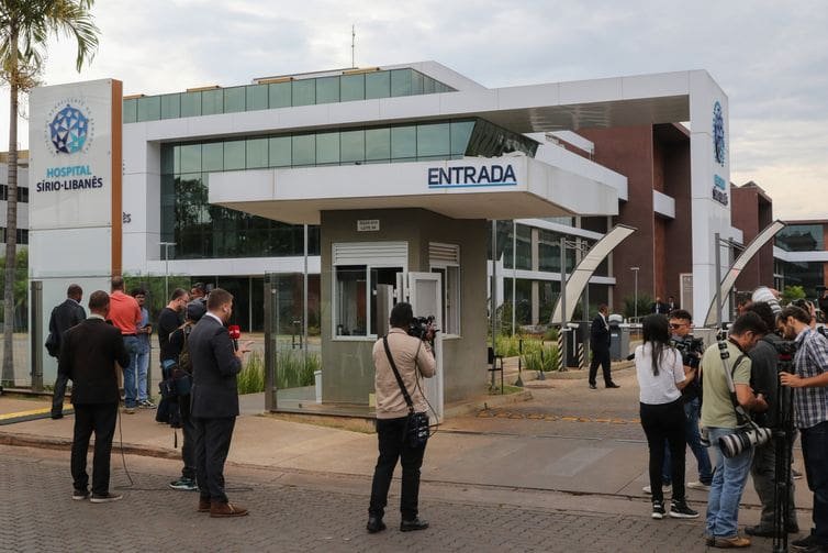 Lula passa por cirurgia em São Paulo para drenagem de hematoma