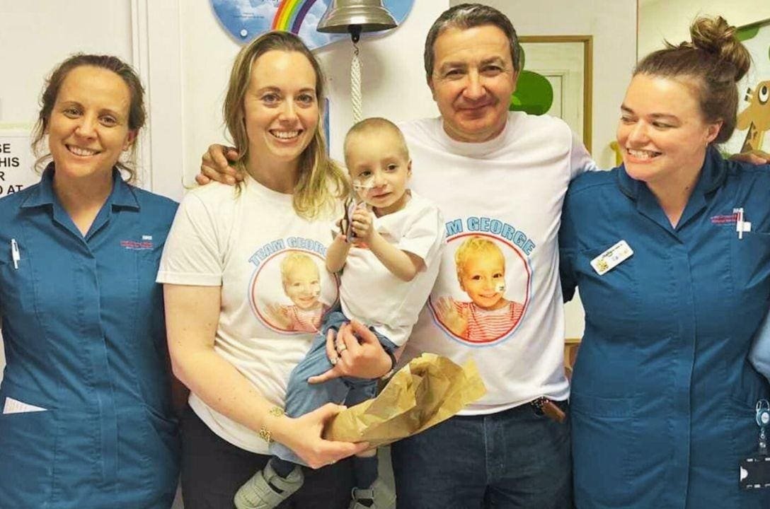 Menino de 2 anos vence câncer com terapia elétrica inovadora