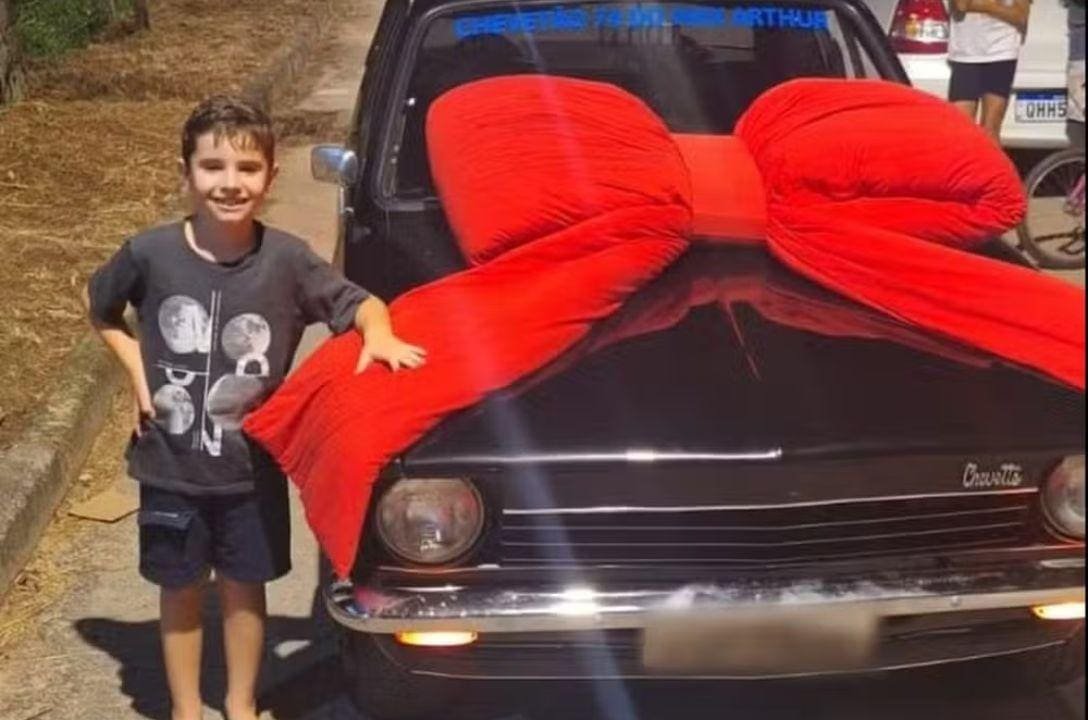 Menino de 9 anos que guardava dinheiro para comprar Chevette ganhou carro de aniversário