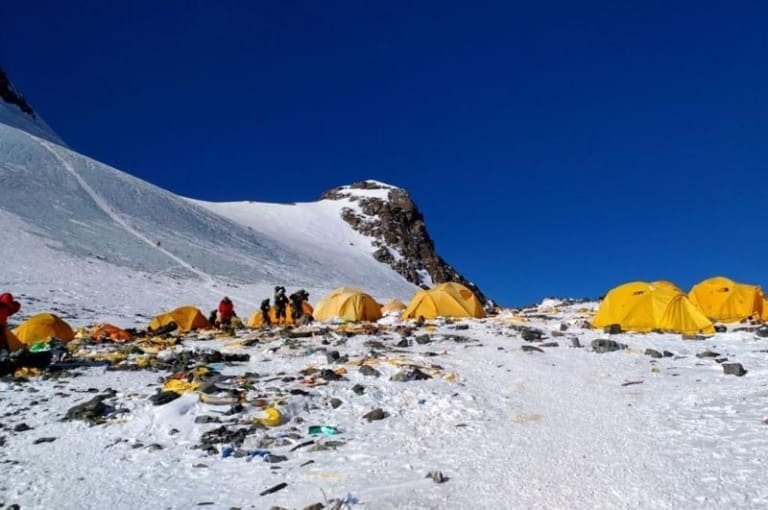 Monte Everest: Alpinistas Devem Levar Suas Fezes Após Escalada devido a Preocupações Ambientais