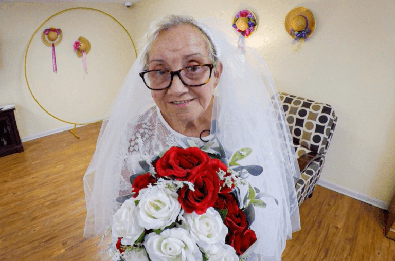 Mulher de 77 Anos se Casa Consigo Mesma: Uma História de Amor Próprio