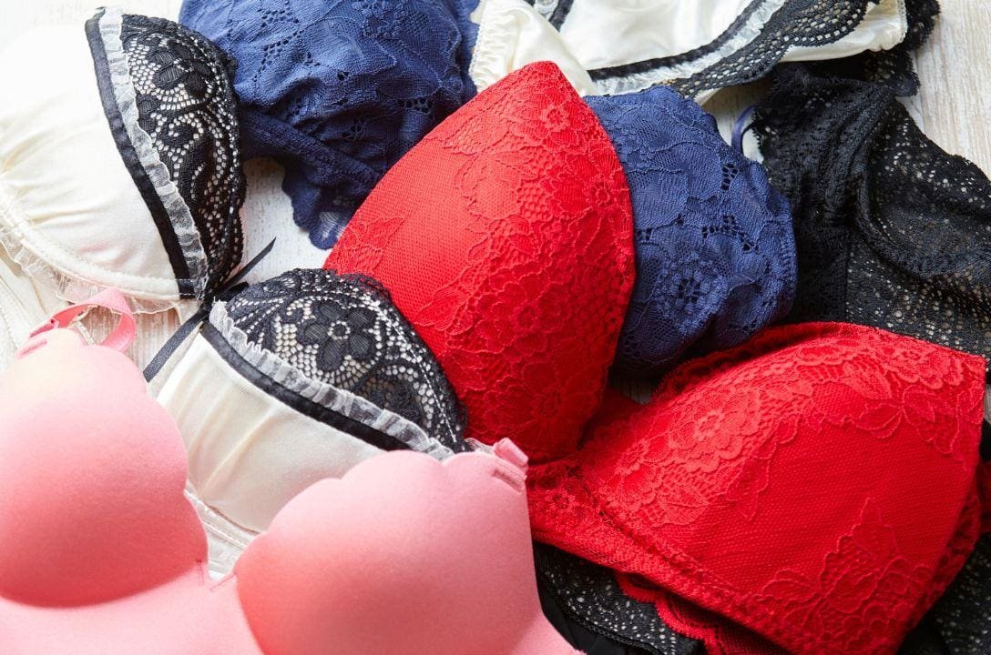 Mulheres tem em média 8 sutiãs. Mas praticamente só usam 2