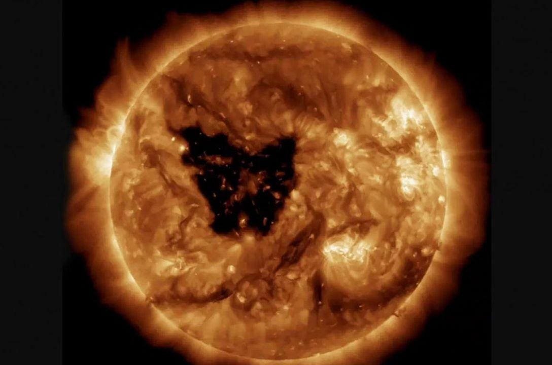 NASA registra buraco gigante no Sol em forrmato de borboleta