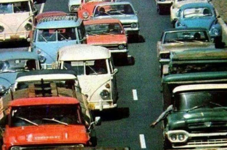 Nos anos 60 os carros eram feitos de aço, sem plástico aparente