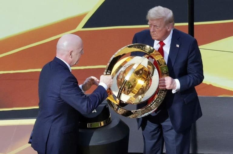 O campeão ficou com a réplica e o troféu original ficou com Trump
